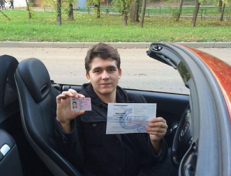 Фот ученика автошколы ЕВРОДРАЙВ Игоря с водительскими правами